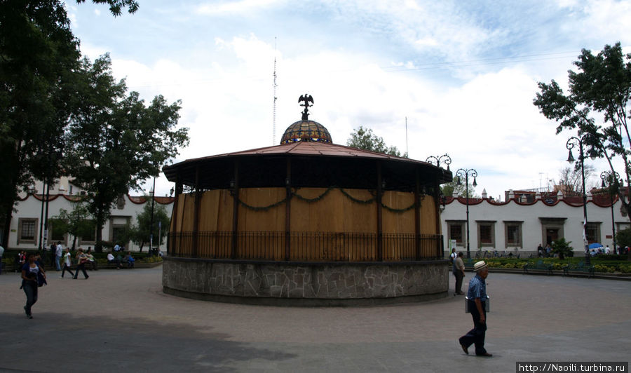 Киоск Койоакана был построен в 1900 году, сверху статуя орла на нопале. Великолепные стеклянные витражи закрыты картоном, наверное на реставрацию. Федеральный округ, Мексика