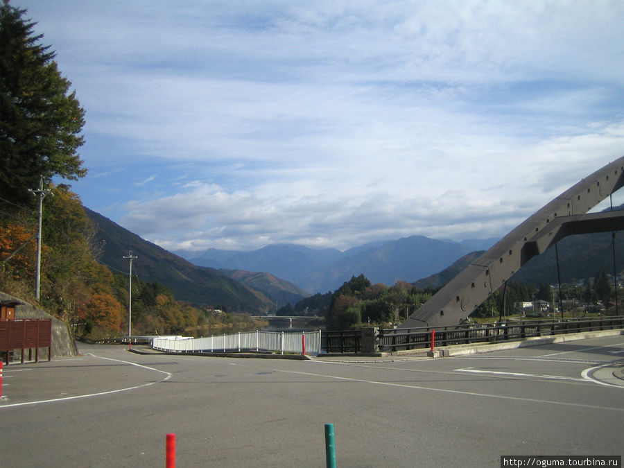 Вид с моста в противоположную сторону от реки Префектура Нагано, Япония