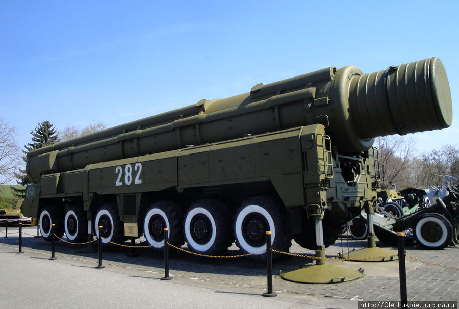 Выставка боевой техники и вооружения на территории мемориального комплекса Киев, Украина