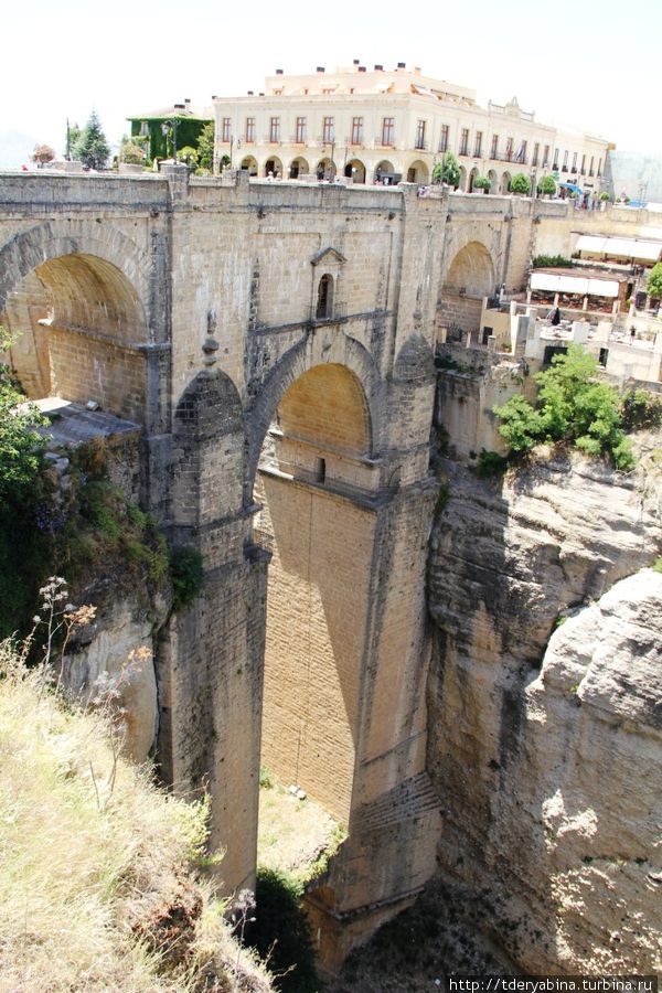 Это ущелье, глубиной 100 метров, делит город на 2 части, а мост — объединяет их Андалусия, Испания