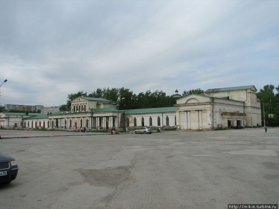 складские помещения (Провиантские склады) бывшего Каменского завода. В годы советской власти здесь был драмтеатр и кинотеатр.