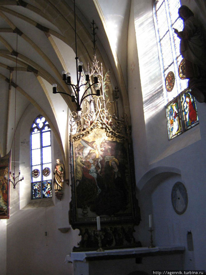 Витражи и скульптуры полностью сохранились Мюнхен, Германия