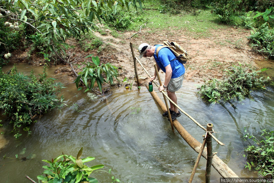 Речки и ручьи, впадающие в реку Нам Сонг, можно пересечь и самостоятельно Ванвьенг, Лаос