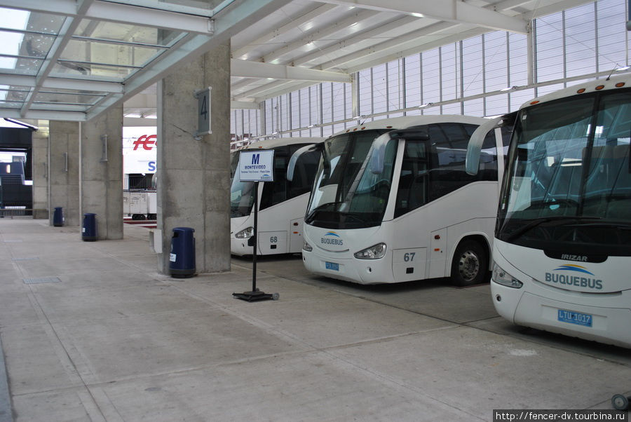 Автобусы на Монтевидео ждут пассажиров Колония-дель-Сакраменто, Уругвай