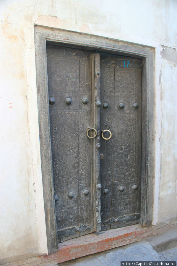 Очень много в домах вот таких старинных резных дверей. Узбекистан