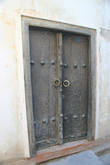 Очень много в домах вот таких старинных резных дверей.