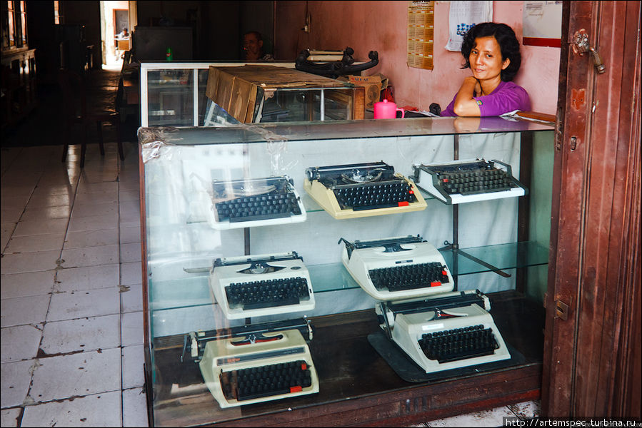 Распродажа электрических пишущих машинок. На Суматре их все еще реально используют. Медан, Индонезия