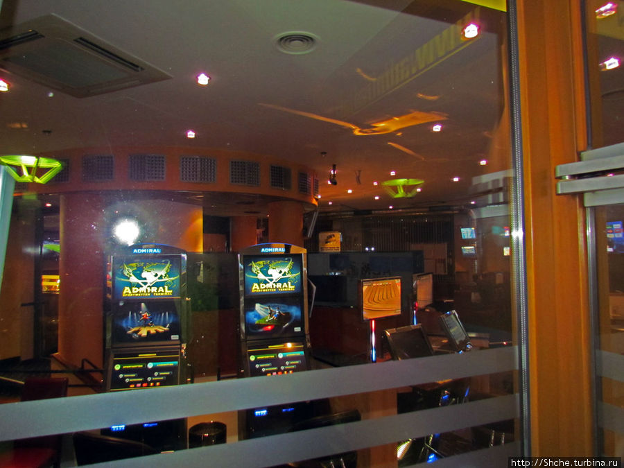 рядом есть зал с игровыми автоматами Инсбрук, Австрия