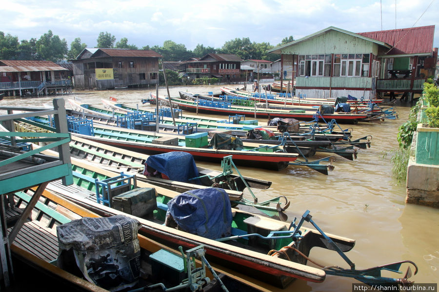 Стоянка туристических лодок в Няунг-Шве Ньяунг-Шве, Мьянма
