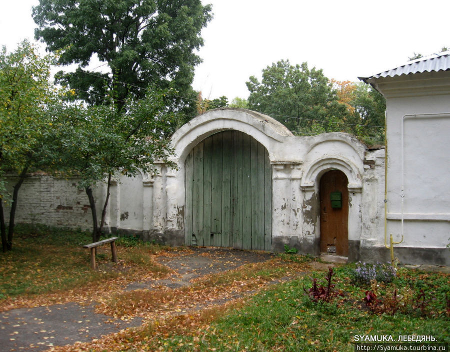 Каменные въездные ворота. Лебедянь, Россия