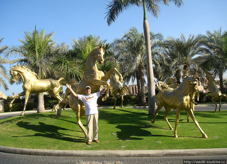 Золотые кони отеля Al Qasr. Дубай, ОАЭ