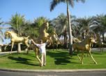 Золотые кони отеля Al Qasr.