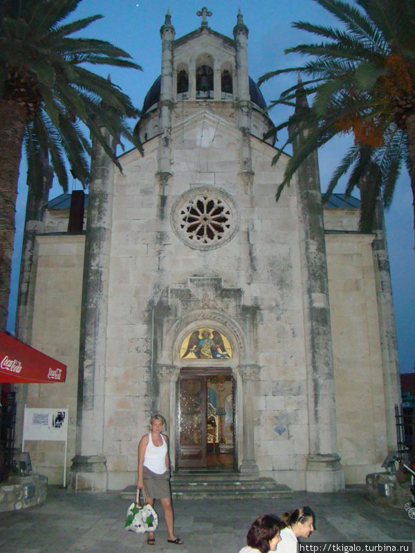 Церковь Св.Михаила Архангела на площади Белависта. Херцег-Нови, Черногория