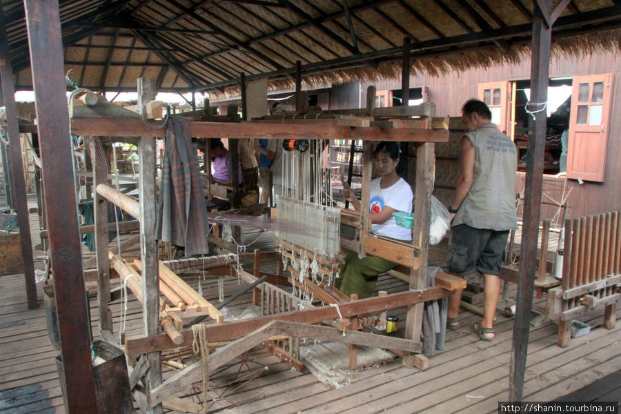 На ткацкой фабрике Ньяунг-Шве, Мьянма