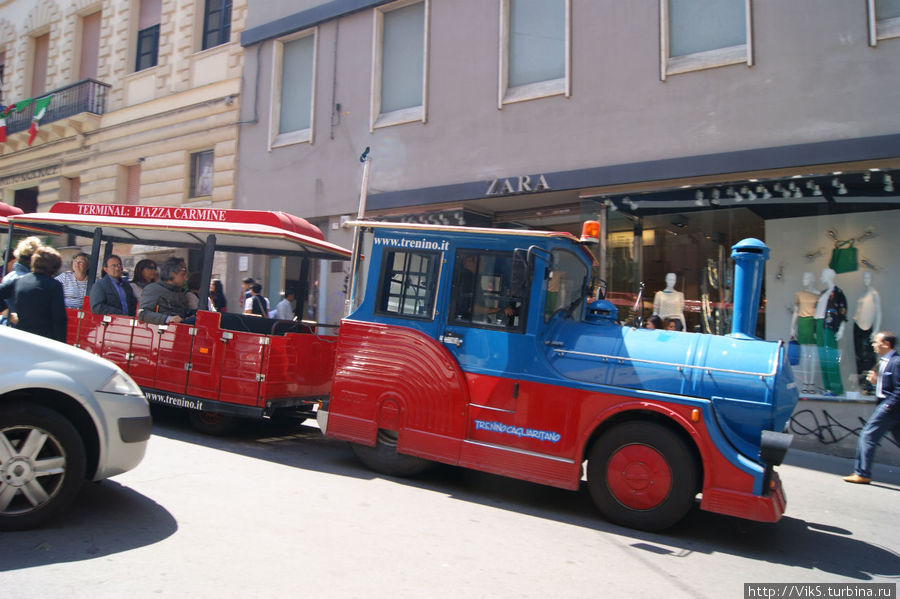 Экскурсионные автобусы и забавные экипажи Кальяри, Италия