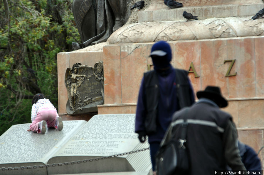 Многие чистильщики башмаков  в Ла Пасе носят черные маски, скрывающие лицо Ла-Пас, Боливия