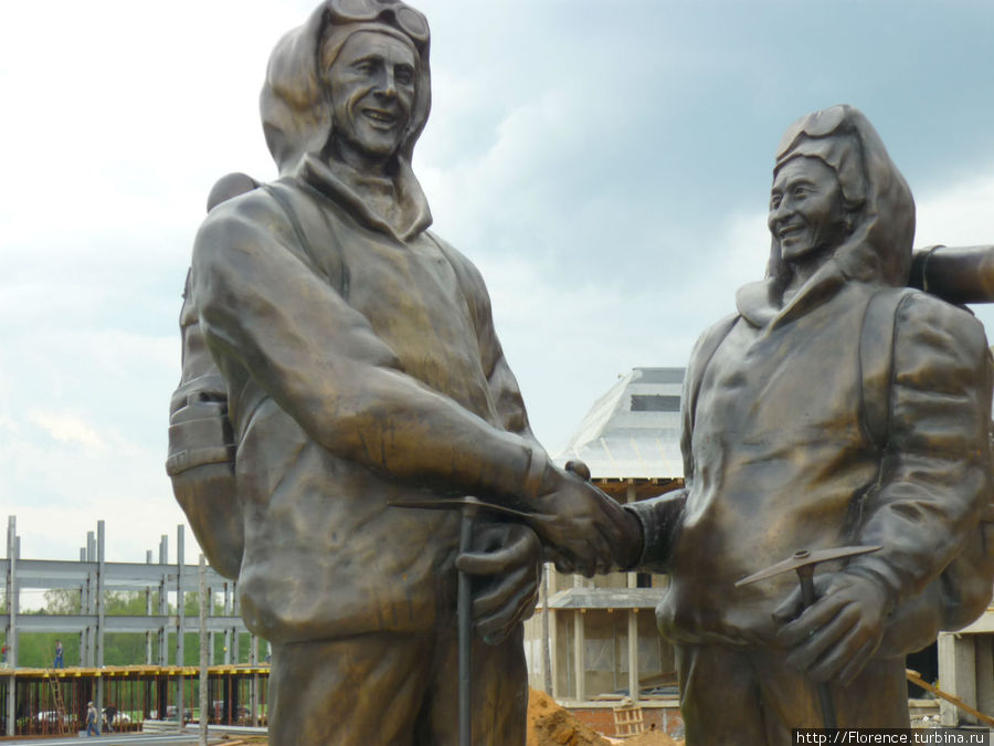 Памятник первым восходителем на Эверест — шерпе Тенцингу и новозеландцу Хилари — на фоне стройки Боровск, Россия