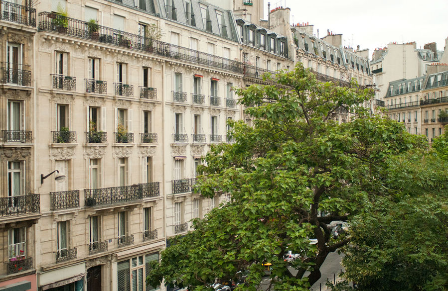 Типичный парижский вид из окна, если вы живете в любом месте центральной части города. Париж, Франция
