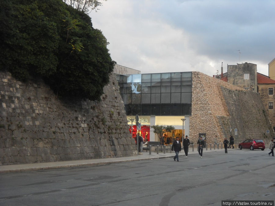 Торговый центр встроен в стены Сплит, Хорватия