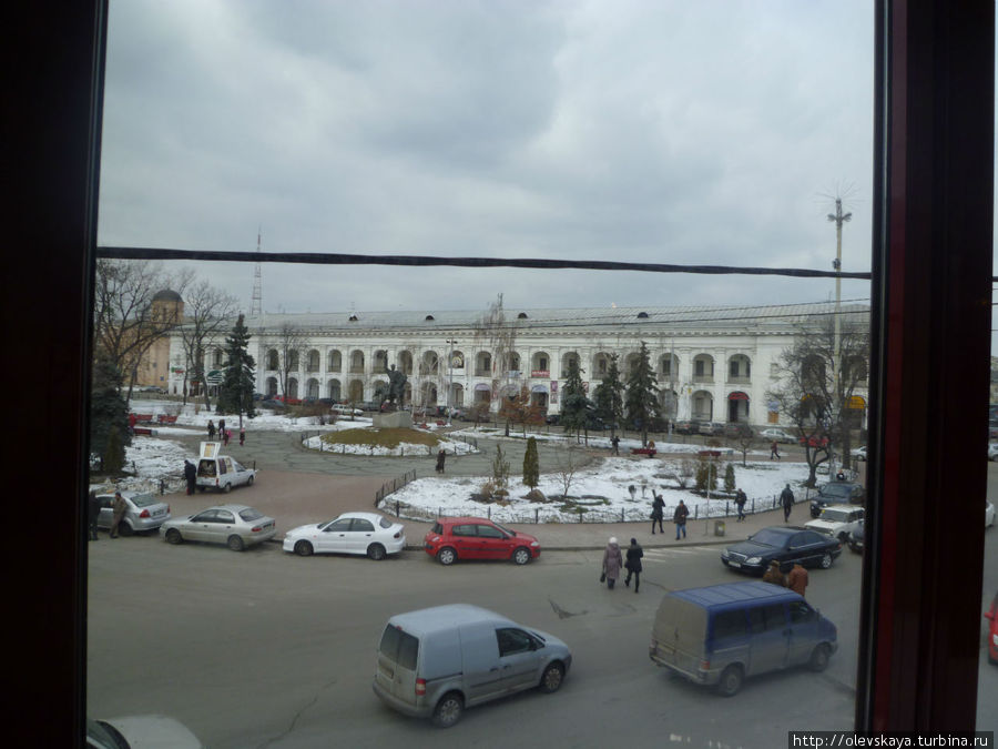 Вид на площадь из окна Пузатой хаты
Лучше б мы тут не сидели Киев, Украина
