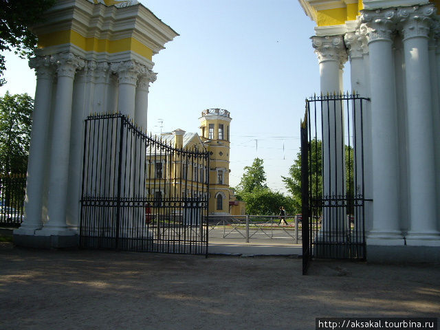 Вход в Верхний парк Петергофа. Добро пожаловать к красоте! Санкт-Петербург, Россия