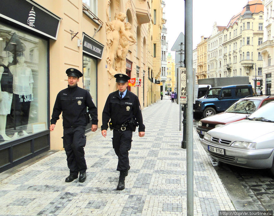 Это уже полицейские, кстати,  на улицах Праги их почти не видно Прага, Чехия