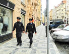 Это уже полицейские, кстати,  на улицах Праги их почти не видно