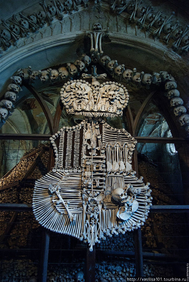Герб Шварценбергов, выложенный из костей Кутна-Гора, Чехия