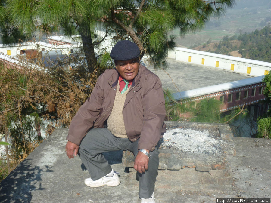 Катманду. Буддистский монастырь Копан. Тибетская ступа-чортен на верщине холма Копан. Наш гид Нарайян. Катманду, Непал