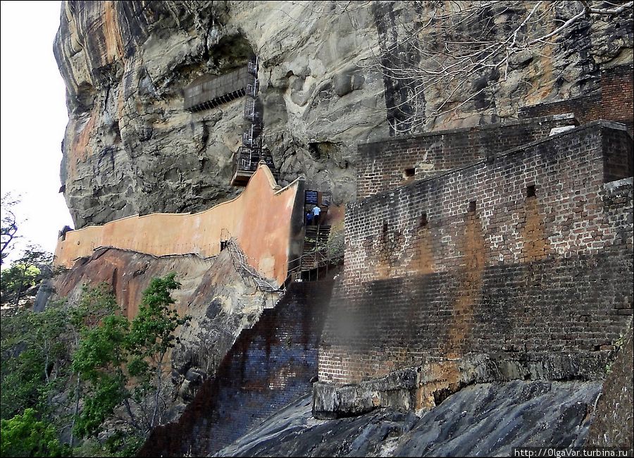 Ниша в скале. И как проникали в нее в древности — вот еще одна загадка. Чуть ниже — зеркальная стена. Сигирия, Шри-Ланка