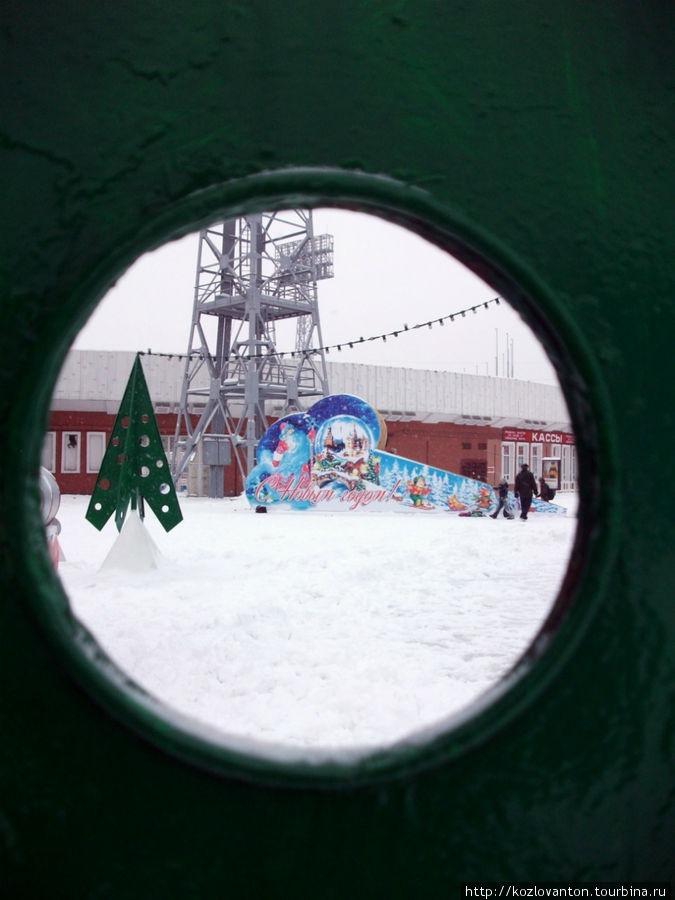 Нетрадиционный взгляд на снежный городок у стадиона Химик в Кемерово. Кемеровская область, Россия