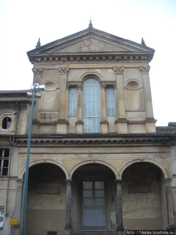 Фасад церкви Верчелли, Италия