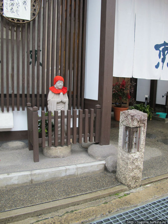 Дзидзо сама (Кшитигарбха — один из четырёх наиболее почитаемых бодхисаттв в дальневосточном буддизме). Гудзё, Япония