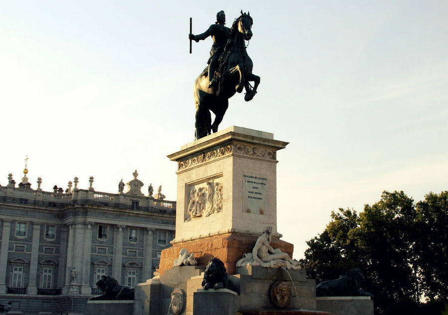 Памятник Филиппу IV на Пласа де Ориенте Мадрид, Испания