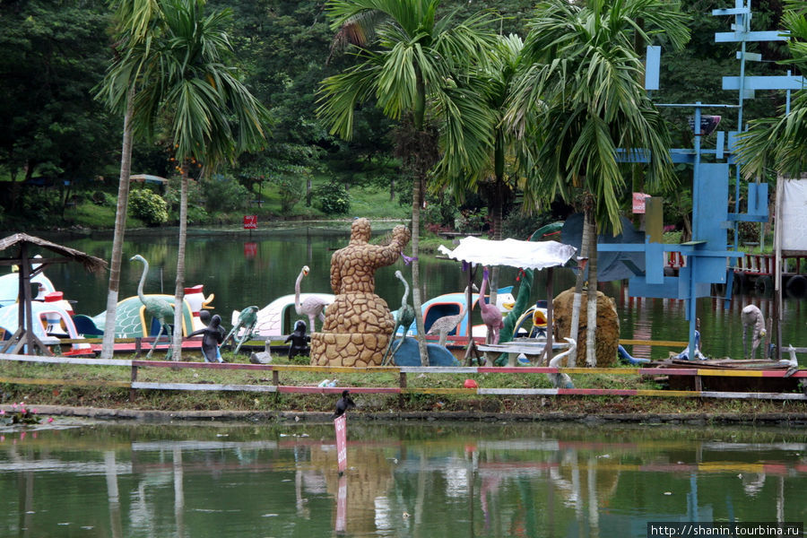 Городской парк с озером Янгон, Мьянма