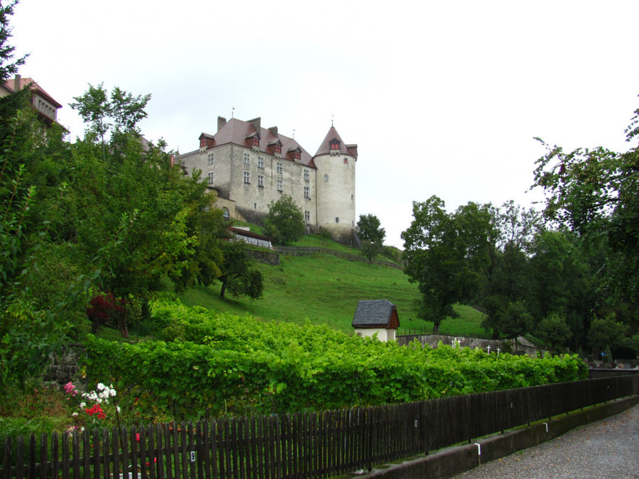 Замок Шато де Грюйер главенствует на холме Грюйер, Швейцария