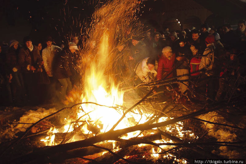 Поджигание совместного бадняка у церкви. Черногория