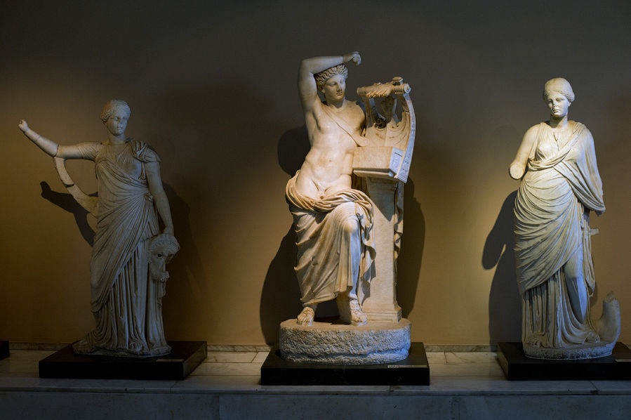 Группа статуй с изображением бога Аполлона и его муз. Найдены в термах Фаустины в древнем городе Милет. Фаустина была женой Марка Аврелия, императора Рима. Стамбул, Турция