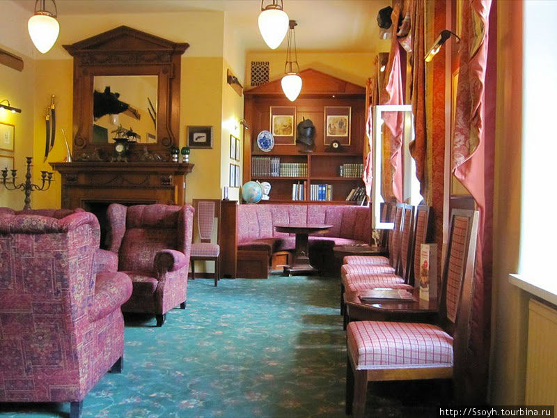 Я люблю гостиницы. В Иматре гостиница с чудным названием Валтионхотелли построена в 1903 году в виде замка. Крайне милое и уютное заведение, по которому можно бродить, сколько влезет — финны привыкли.