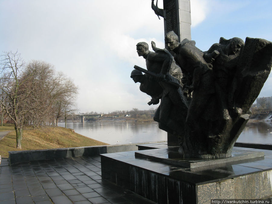 Памятник 23 гвардейцам, ценой своих жизней удерживавших переправу через Западную Двину летом 1941 года Полоцк, Беларусь