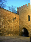 Одна из башен городской стены, проход через нее соединяет две тихие улицы