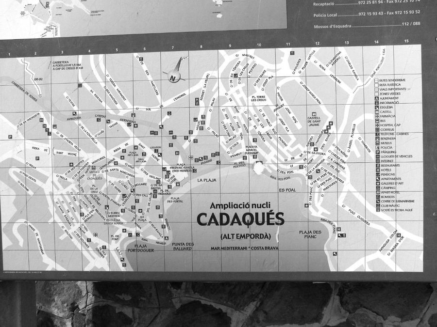 Рядом с парковкой стенд с инфо-картой городка. Кадакес, Испания