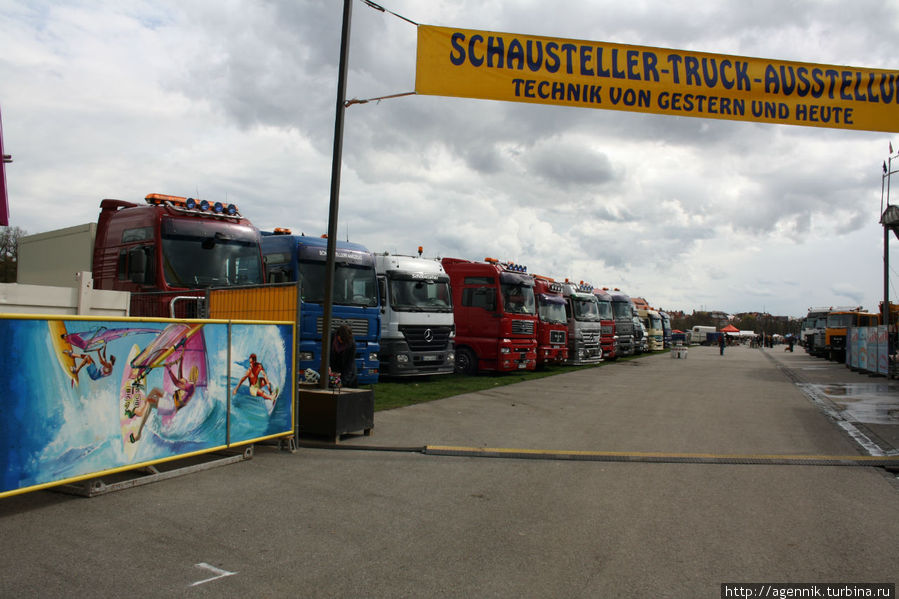 Автотранспорт устроителей фестиваля на почетной парковке Мюнхен, Германия