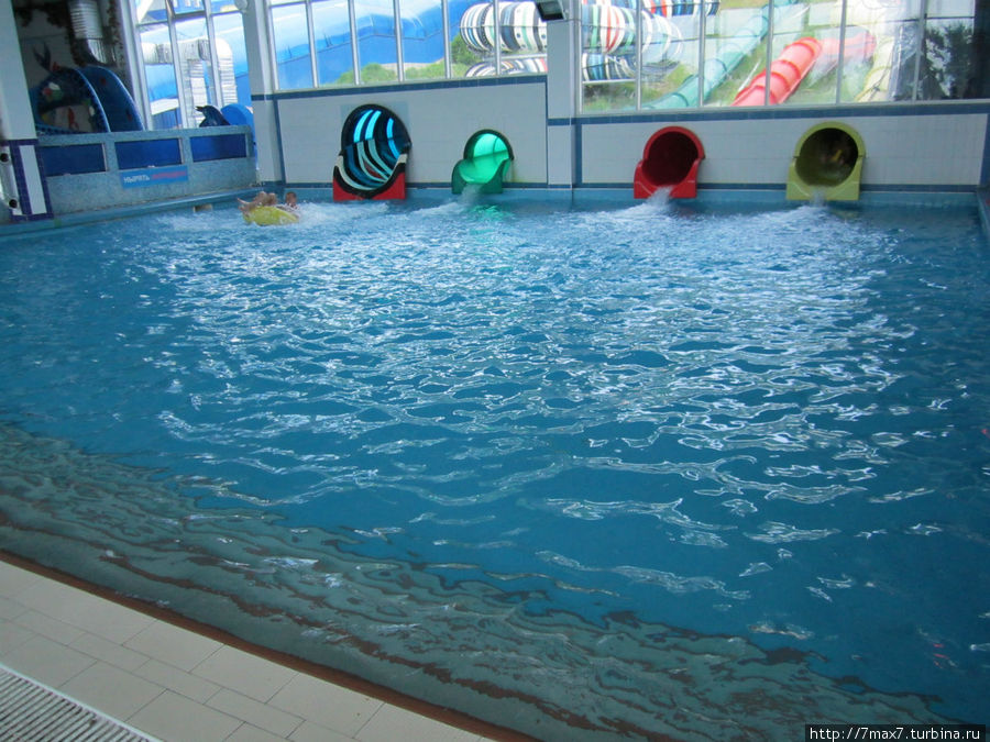 Спуск с горок в этот бассейн Лоо, Россия