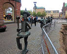 Из площади на пешеходную улицу Sodergatan уходят веселые музыканты железного оркестра...