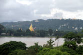 С башни прекрасно виден холм Сагаинг