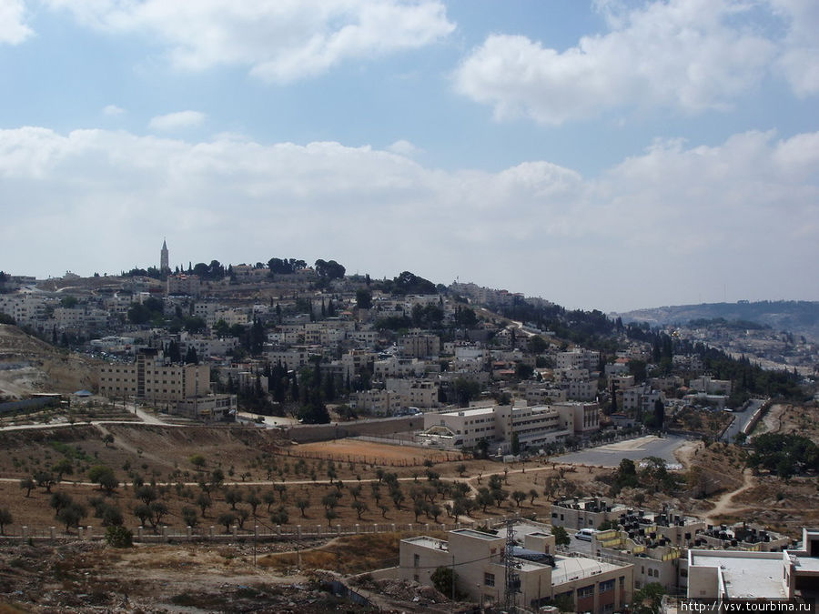 Панорама Иерусалима и вид на масличную гору с православным  храмом Вознесения, который представляет собой комплекс сооружений с высокой колокольней, построенной на самом верху Масличной горы. Иерусалим, Израиль