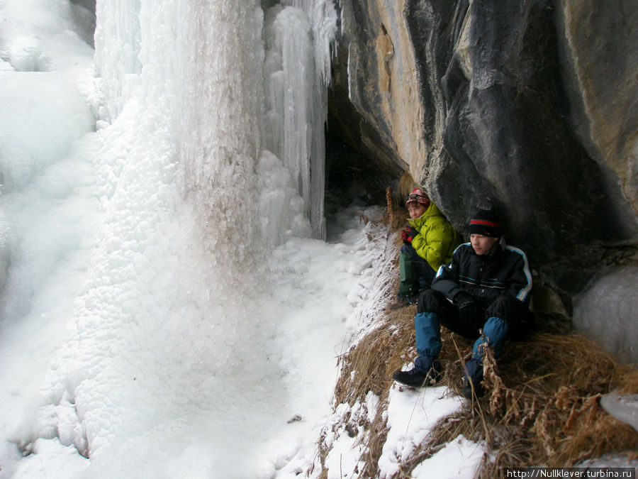 У замерзшего водопада Кабардино-Балкария, Россия