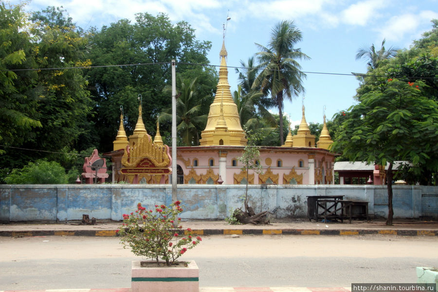 В самом центре города Монива, Мьянма