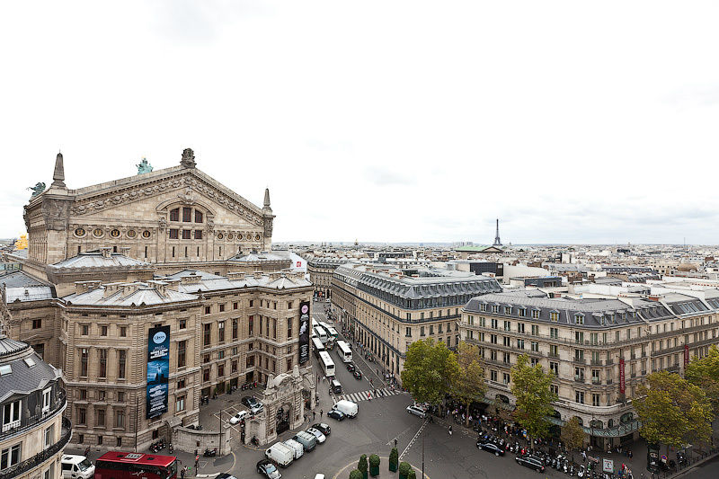 Вас ждет панорама парижских крыш. Париж, Франция